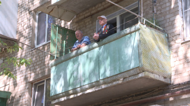 Астраханского ветерана ВОв поздравили с Днём Победы концертом прямо под окном