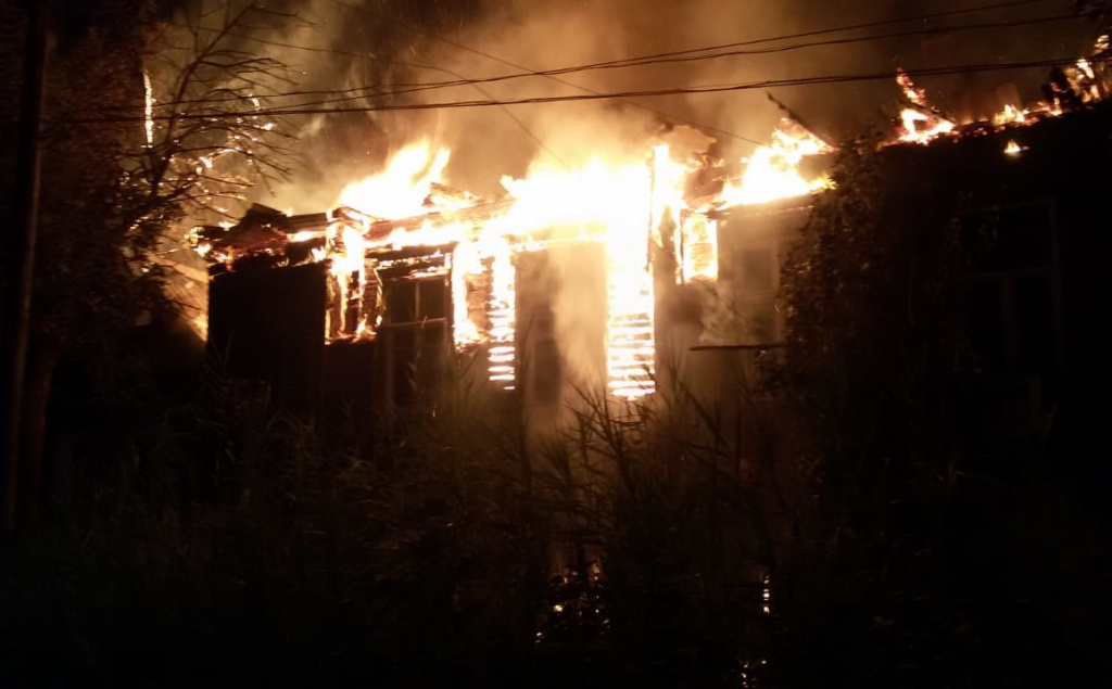 Два деревянных многоквартирных дома горели в Астрахани