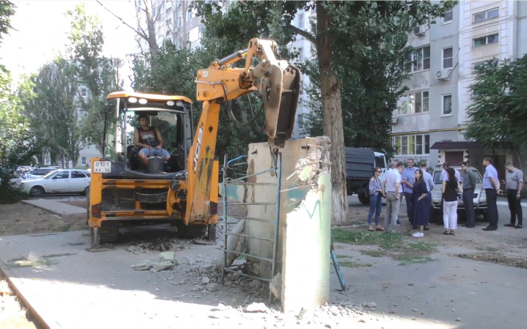 В Астрахани приступили к сносу старых конструкций на детских площадках
