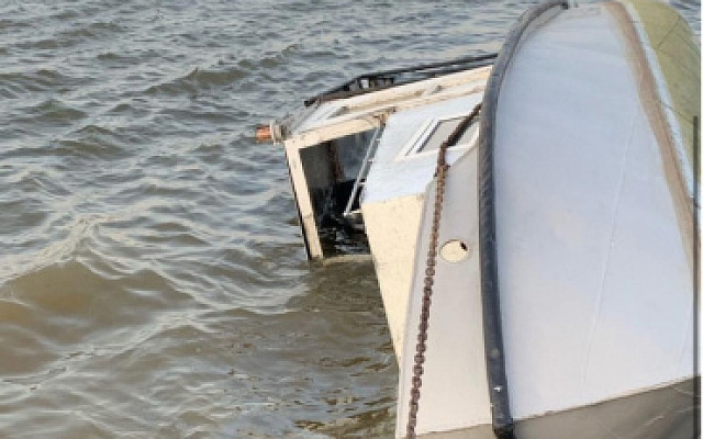 Из-за столкновения лодок на Волге в Астрахани образовалось загрязнение