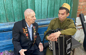 Астраханские артисты подарили персональный концерт ветерану Великой Отечественной войны